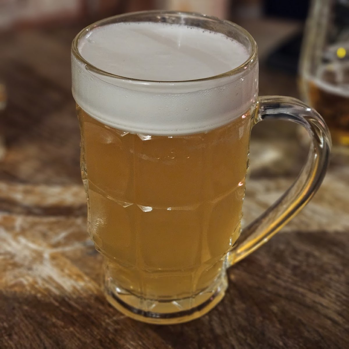 Kufel zimnego, mętnego piwa z gęstą pianką